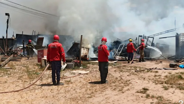 Fogo consumiu material do ferro velho