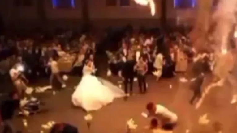 A noiva pode ser vista no momento em que inicia o incêndio