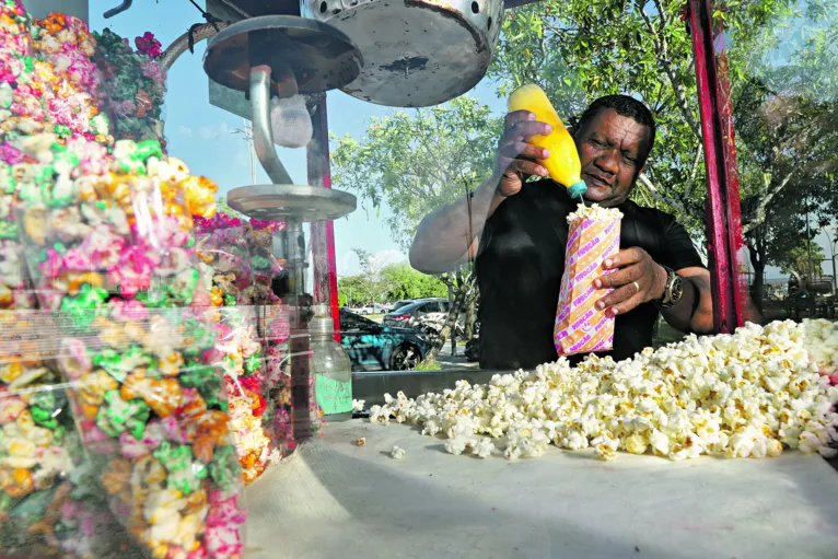 Já o autônomo Ivan Santos, 54, atua com a venda de pipocas doces e salgadas.