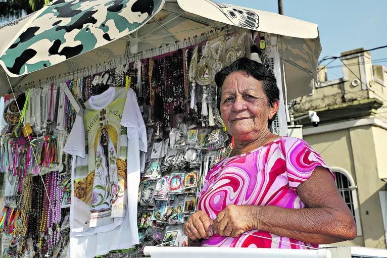 Belém, Pará, Brasil. Cidade. Expectativa de quem aproveita o período do Círio de Nazaré para vender artigos que remetem à Nossa Senhora de Nazaré. Na foto, Lourdes Ferreira, 65 anos, ambulante. 25-08-2023. Foto-Wagner Santana/Diário do Pará.