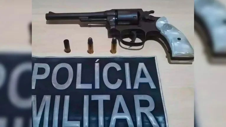 Revólver calibre 32 seria da vítima