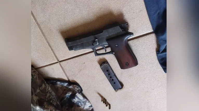 Os policiais ainda revistaram a casa, sendo encontrada uma pistola Taurus, calibre 765