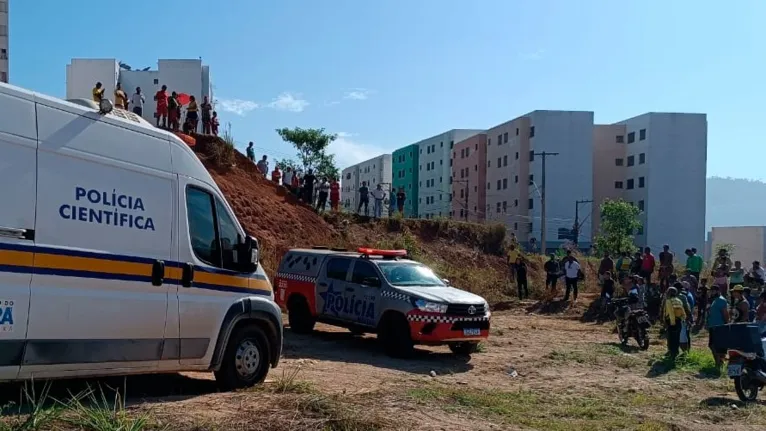 Polícia Militar e Polícia Científica no local em que o corpo foi encontrado