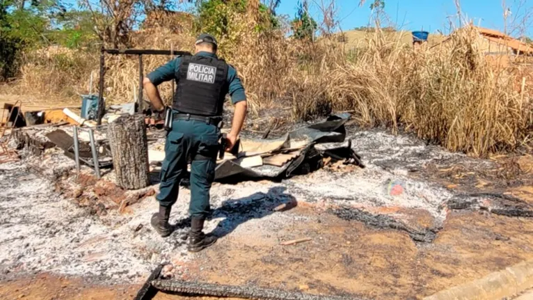 Atearam fogo na casa onde as vítimas moravam