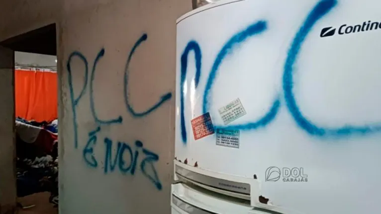 Criminosos picharam na geladeira as iniciais PCC