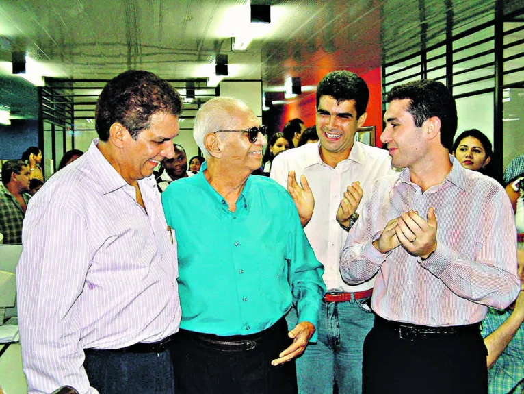 Laércio Barbalho ao lado do filho, Jader Barbalho, e dos netos, Helder e Jader Filho,
na antiga redação do Diário do Pará