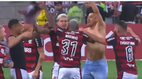 Em 2022, torcedor do Flamengo foi preso após invadir campo e comemorar com jogadores.