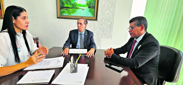 O senador reuniu com a secretário de Jacareacanga, Edileuza Viana, e com o vice-prefeito, Valmar Kaba