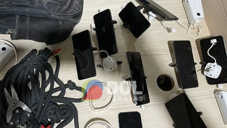 Mochila com cordas, alicates e celulares foram encontrados com os suspeitos