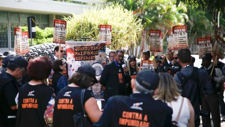 Diversos protestos já foram realizados a fim de pedir a prisão dos suspeitos