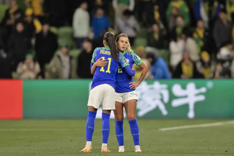 Rafaelle e Tamires comentam a eliminação do Brasil na Copa