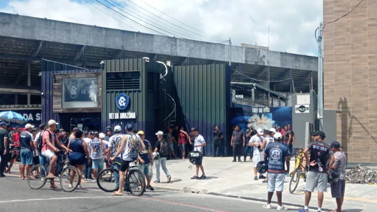 Confusão, xingamento e ameaças: torcida protesta no Baenão