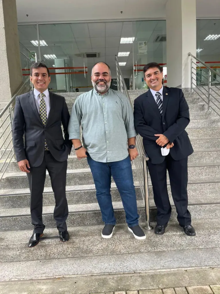 Presidente Fábio Bentes (centro), ao lado dos advogados André Meira (esquerda) e Ãngelo Carrascosa (direita)