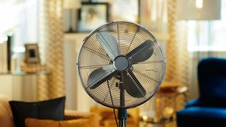 Embora o ar-condicionado reduza significativamente as temperaturas, o ventilador ajuda em outros processos para deixar o ambiente mais refrescante