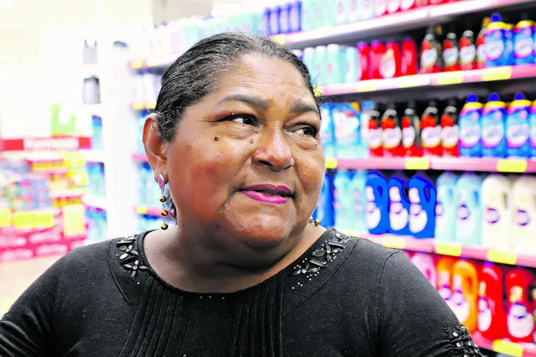 Vera Lúcia Gomes, 59 anos, tenta equilibrar os custos buscando marcas mais em conta.