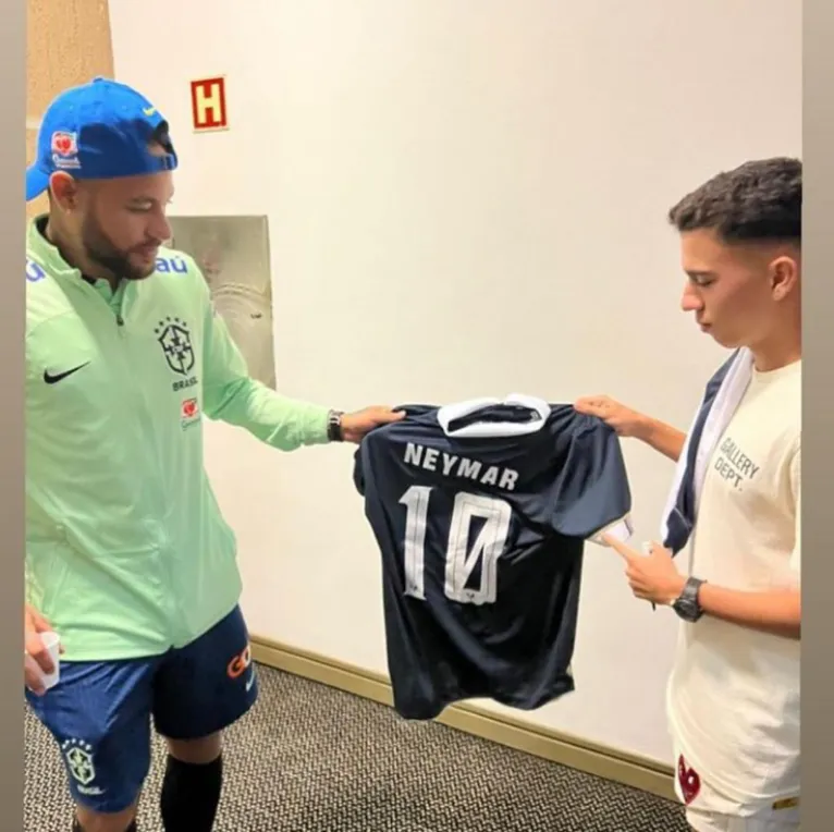 Quem vai ao Pará... Neymar ganha camisas de Remo e Paysandu 