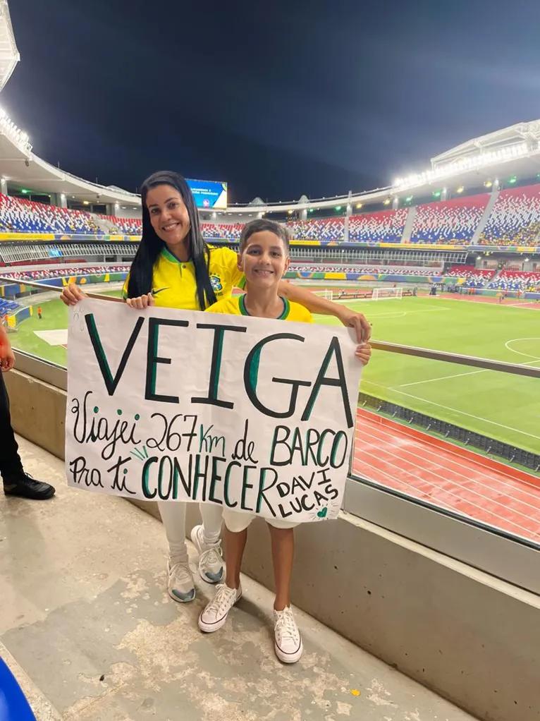 Menino vem de barco de Portel a Belém para ver a Seleção