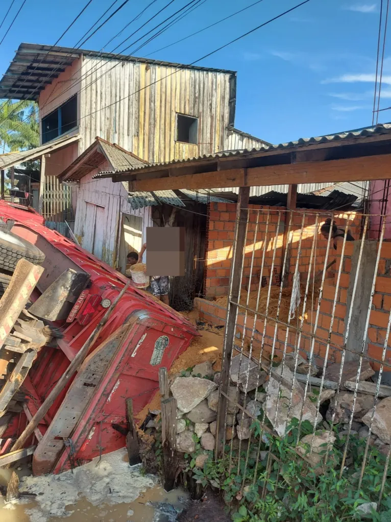 Carreta tomba e danifica ponte e três casas no Tapanã