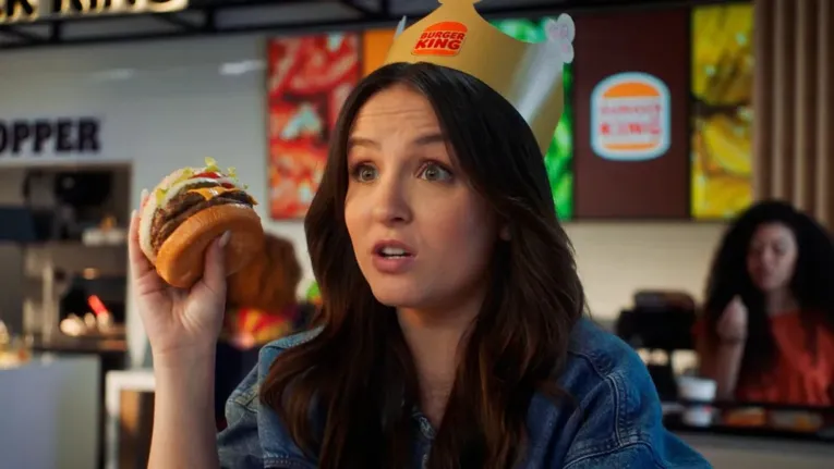 Larissa Manoela é vista
fazendo diária na Burguer King