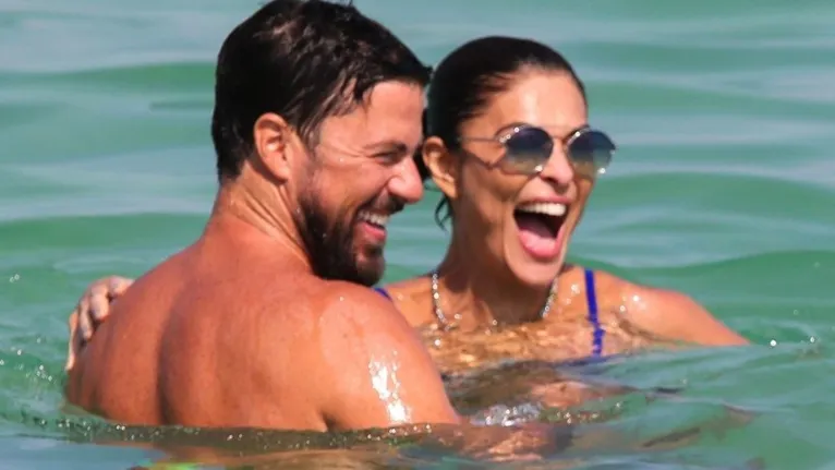 De fio-dental, Juliana Paes exibe corpão em praia do Rio