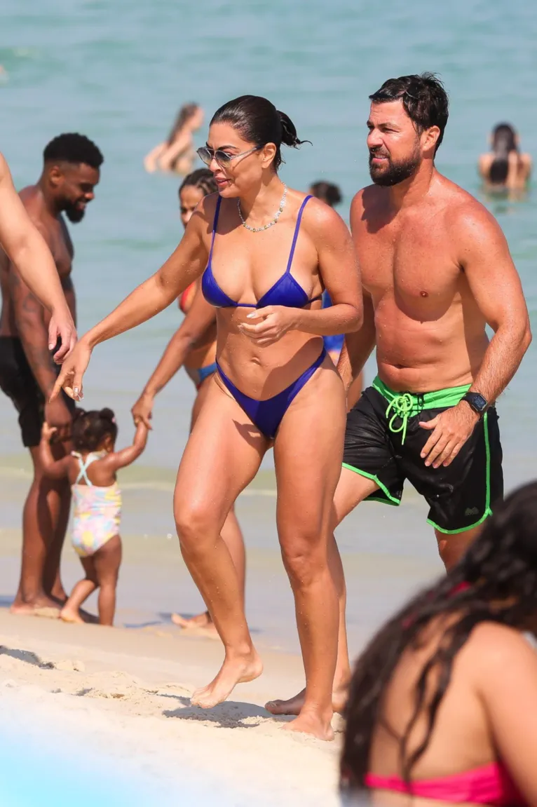 De fio-dental, Juliana Paes exibe corpão em praia do Rio