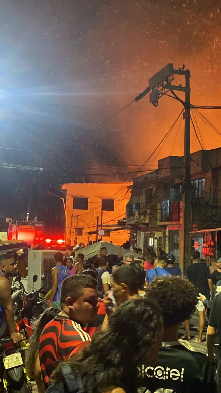 Vídeo: Incêndio atinge vila de casas na Sacramenta