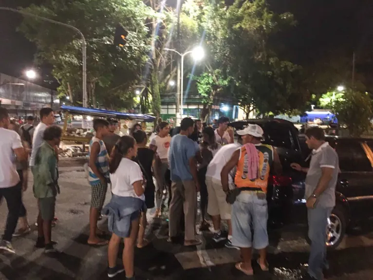 Amigos fazem ação sobre saúde mental na Praça da República