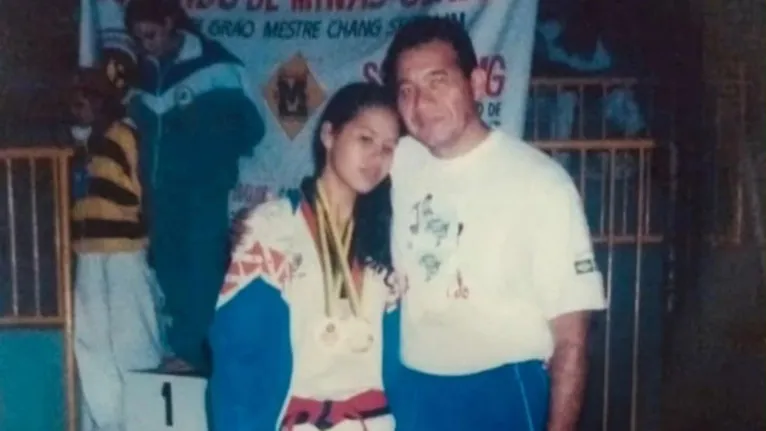 Josiane ao lado do pai, o Seu Lima, no início da jornada até o topo do MMA feminino pan-americano.