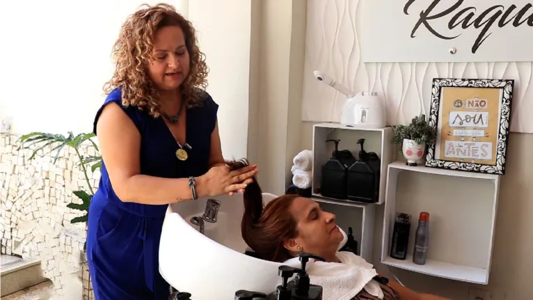 Empresária e cabeleireira ensina como garantir um cabelo sedoso e hidratado no verão.