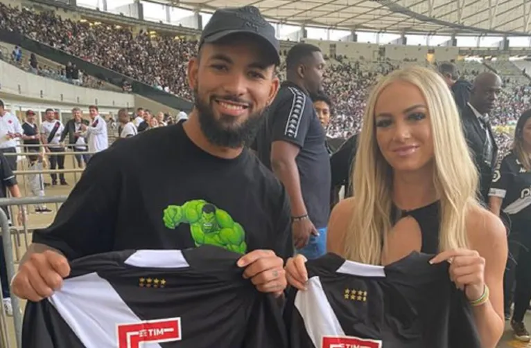 No ano passado, Alisha foi ao maracanã com o então namorado, o brasileiro Douglas Luiz, que também joga no Aston Villa-ING.