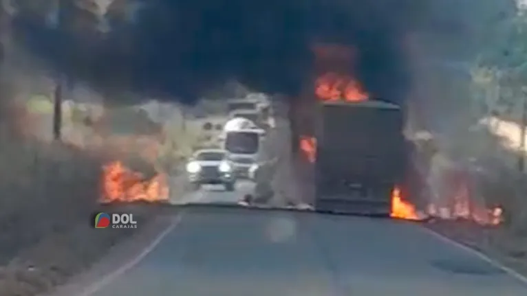 Carreta sendo consumido pelo fogo