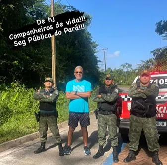 Hélio dos Anjos é tietado por policiais no Utinga