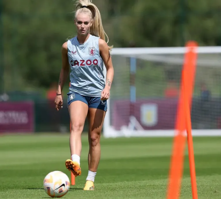 Alisha durante treinamento pelo Aston Villa.