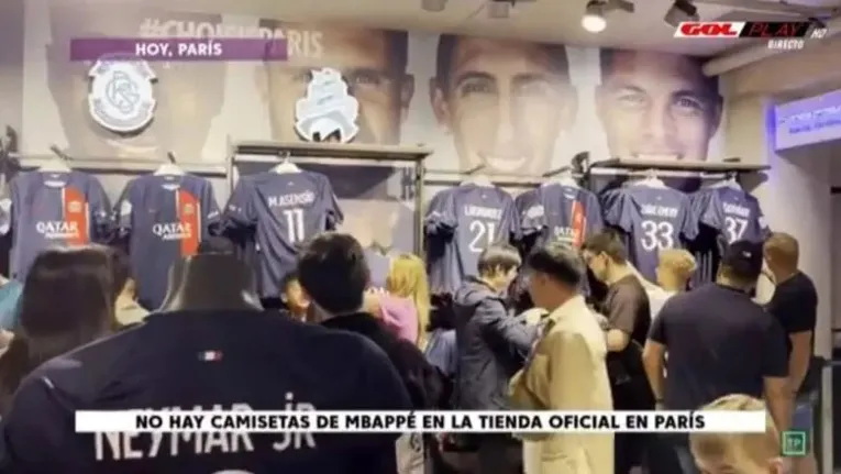 Reportagem de TV francesa motra que não há camisas de Mbappé visíveis na principal loja do clube.
