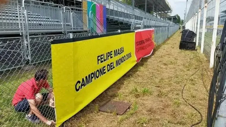 Faixa posicionada por fãs de Felipe Massa bem em frente aos boxes da Ferrari, no Circuito de Monza, na Itália.