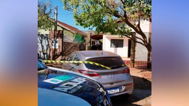 Uma mulher ligou para a polícia após desconfiar de um carro parado na frente de uma casa