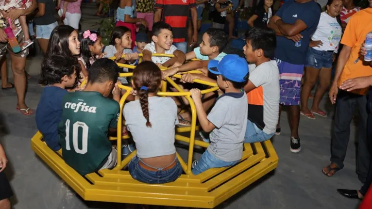 Brinquedos novos atraíram a criançada