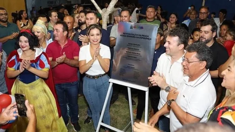 Placa de reforma da praça foi inaugurada junto à comunidade