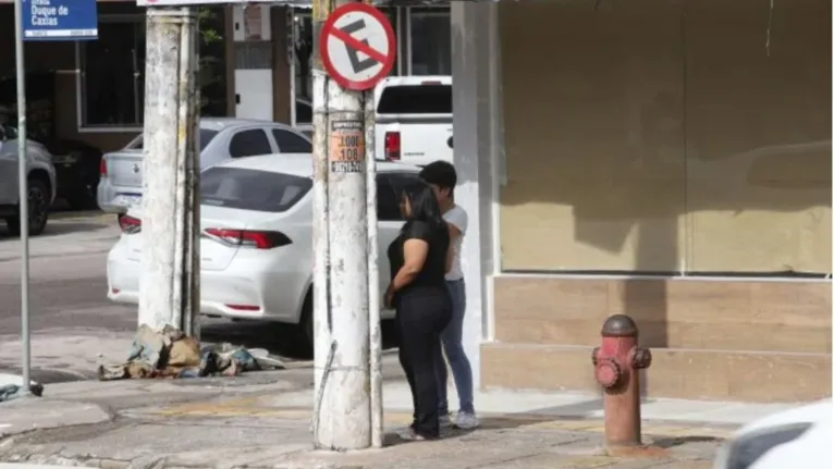 A população tenta encontrar abrigo do calor como pode.