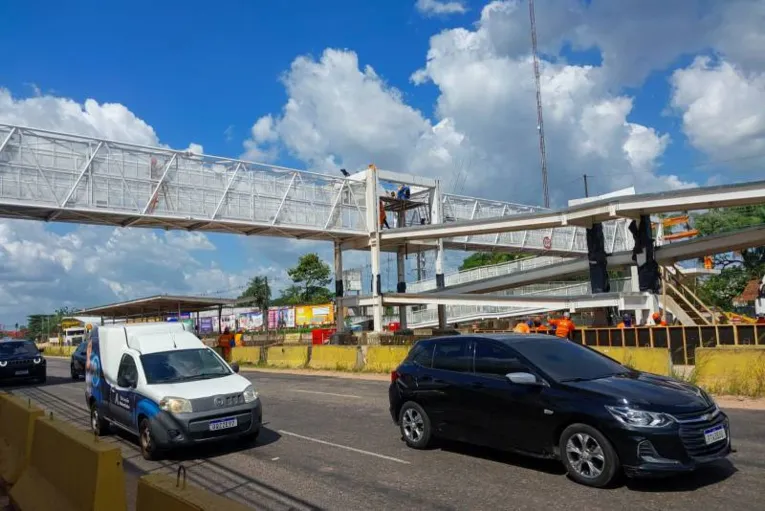 Com a liberação da passarela, o semáforo e a faixa de pedestres existentes no trecho serão extintos