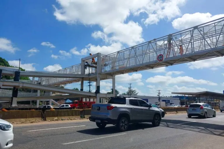 Com a liberação da passarela, o semáforo e a faixa de pedestres existentes no trecho serão extintos