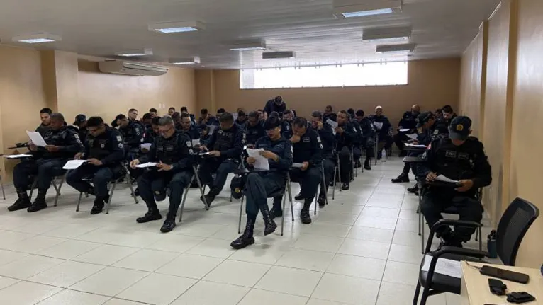 Curso de capacitação garante que os policiais saibam manusear as câmeras corporais.