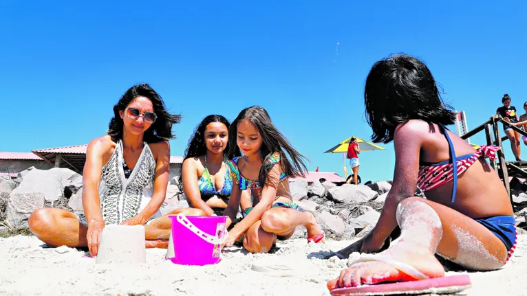 Bragança/ Ajuruteua, Pará, Brasil. Cidade, Retranca: AJURUTEUA/ VERÃO - Milena Silva, 33 anos, dona de casa (e familiares). Gancho: Ajuruteua, no litoral paraense, é formada por uma vila de pescadores e comerciantes e banhada pelo oceano atlântico, sendo opção para quem gosta, também, do turismo ambiental. Local: Bragança - Praia de Ajuruteua. Data: 22/07/2023. Foto: Mauro Ângelo/ Diário do Pará.