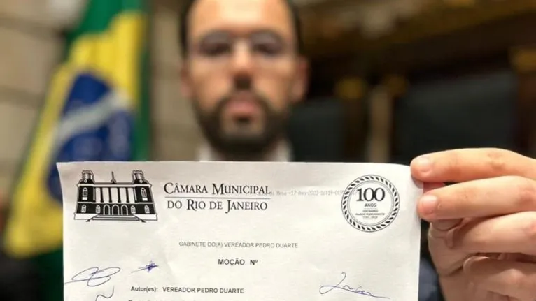 Vereador Pedro Duarte (Novo-RJ) mostra proposta de moção de repúdio aprovada pela Câmara Municipal do Rio.