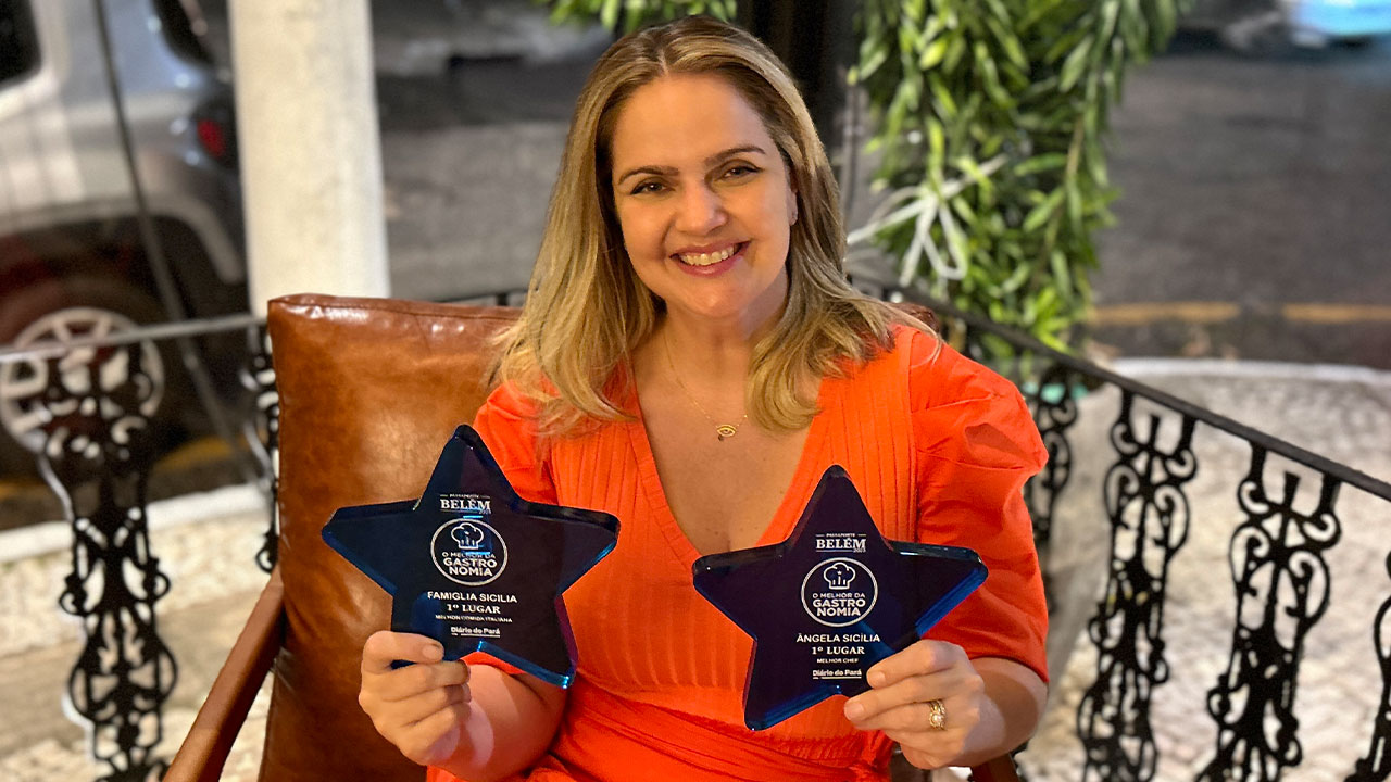 Chef Ângela Sicília com os troféus que ganhou no Festival Estrela Azul.