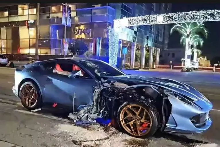 A Ferrari do ator Michael B. Jordan após a colisão
