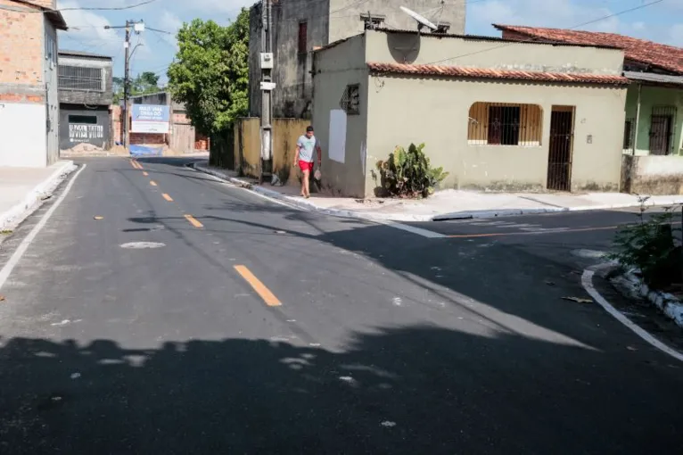 Ruas pavimentadas e sinalizadas