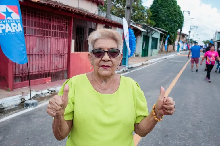 Dona Nazaré Upton mora há 20 anos no Canarinho e lembra que, antes, os moradores viviam isolados, por causa da lama
