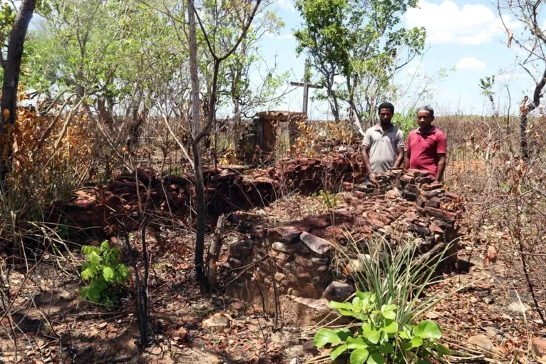 Cemitério de 100 anos guarda corpos de descendentes de escravos, no Tocantins