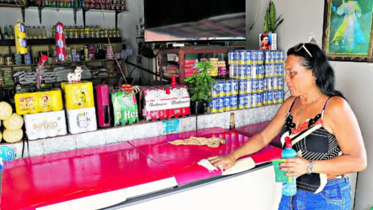 Nazaré Leão herdou o pequeno comércio de sua mãe. Um legado da família!